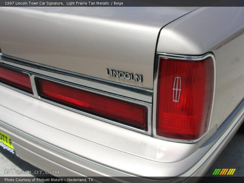 Light Prairie Tan Metallic / Beige 1997 Lincoln Town Car Signature