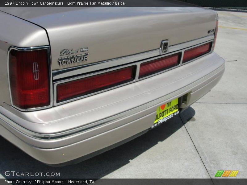 Light Prairie Tan Metallic / Beige 1997 Lincoln Town Car Signature