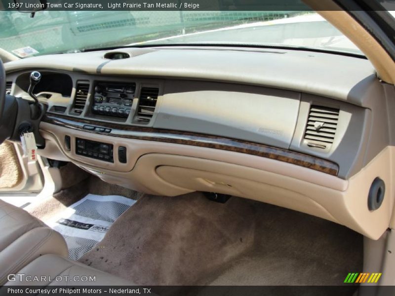 Light Prairie Tan Metallic / Beige 1997 Lincoln Town Car Signature