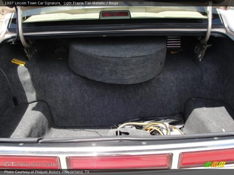 Light Prairie Tan Metallic / Beige 1997 Lincoln Town Car Signature