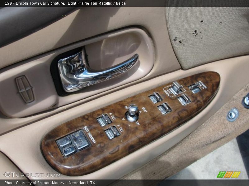 Light Prairie Tan Metallic / Beige 1997 Lincoln Town Car Signature
