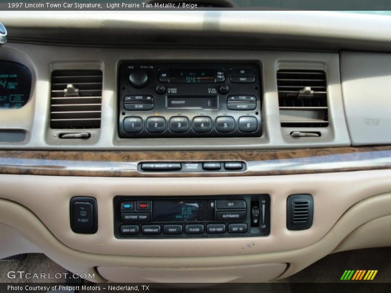 Light Prairie Tan Metallic / Beige 1997 Lincoln Town Car Signature