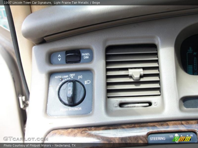 Light Prairie Tan Metallic / Beige 1997 Lincoln Town Car Signature