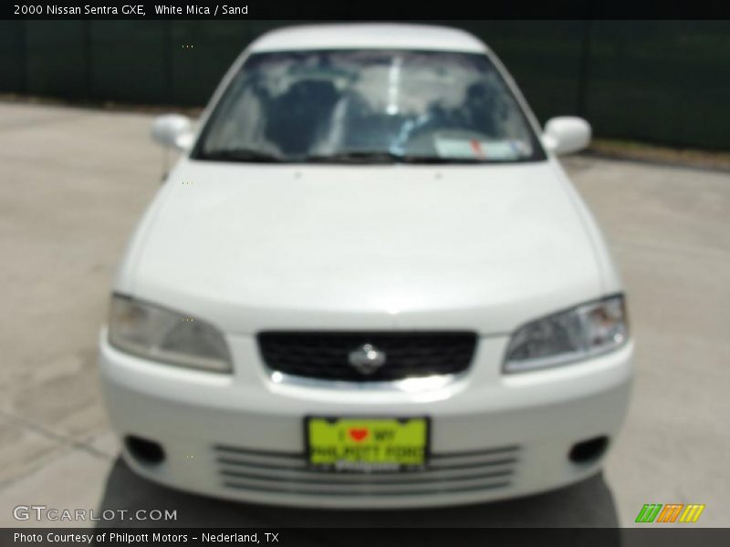 White Mica / Sand 2000 Nissan Sentra GXE