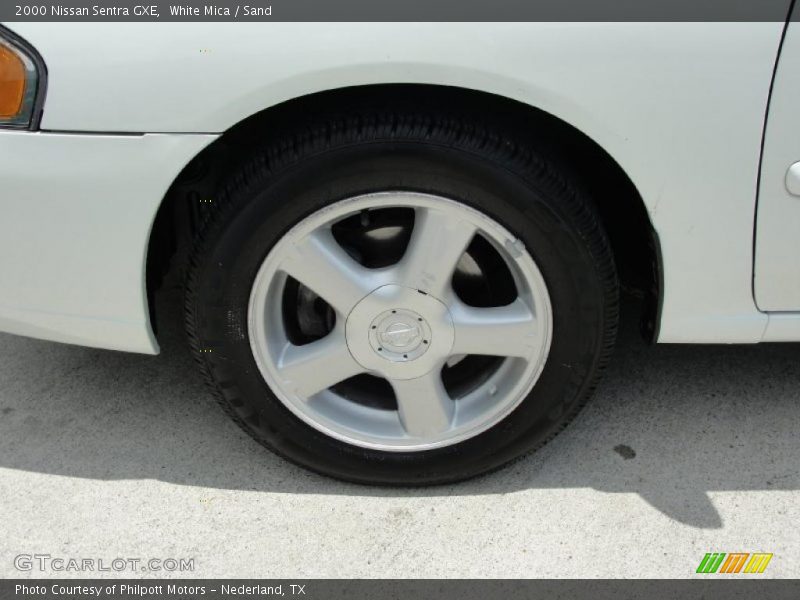 White Mica / Sand 2000 Nissan Sentra GXE