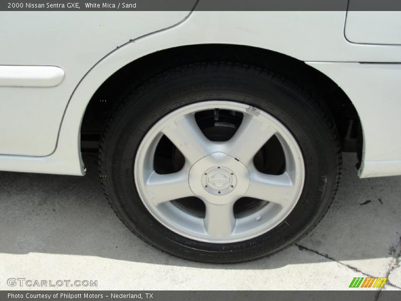 White Mica / Sand 2000 Nissan Sentra GXE
