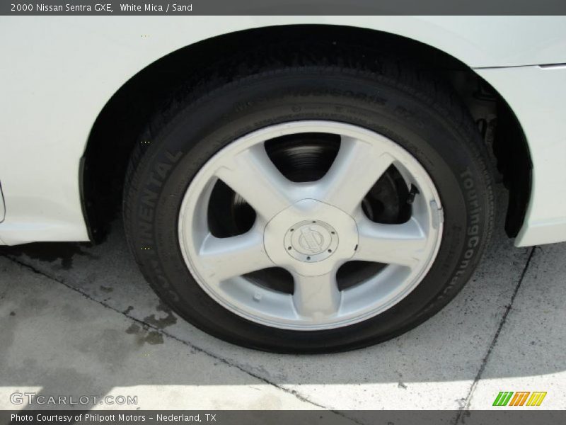 White Mica / Sand 2000 Nissan Sentra GXE