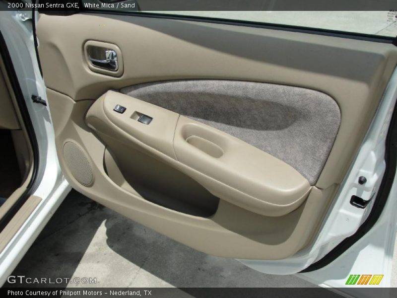 White Mica / Sand 2000 Nissan Sentra GXE