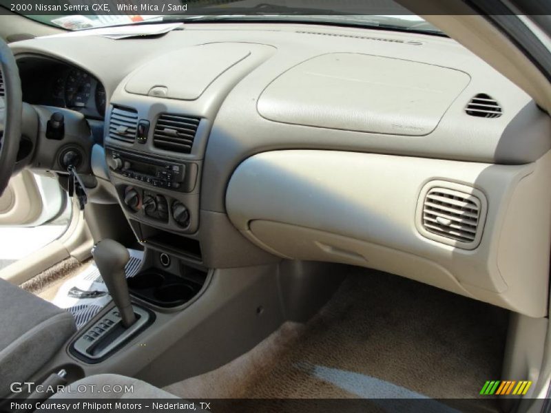 White Mica / Sand 2000 Nissan Sentra GXE