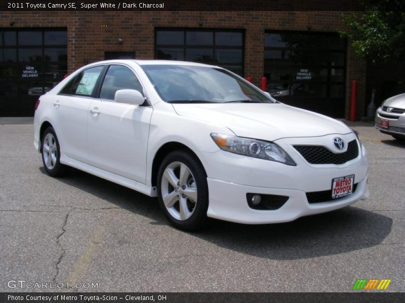 Super White / Dark Charcoal 2011 Toyota Camry SE