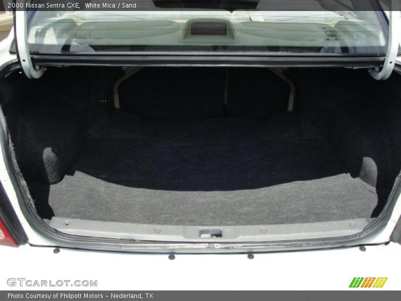 White Mica / Sand 2000 Nissan Sentra GXE