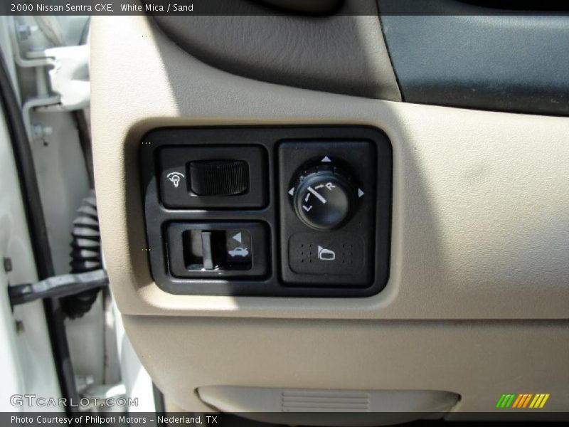 White Mica / Sand 2000 Nissan Sentra GXE