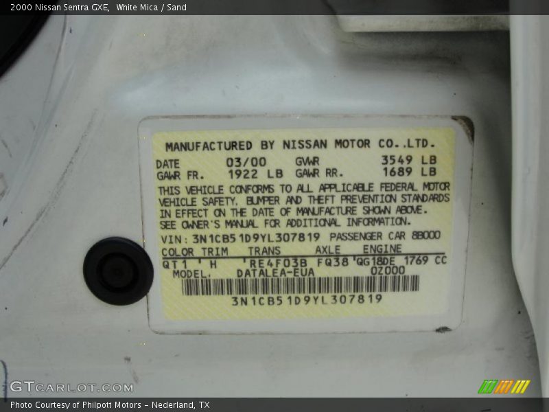 White Mica / Sand 2000 Nissan Sentra GXE