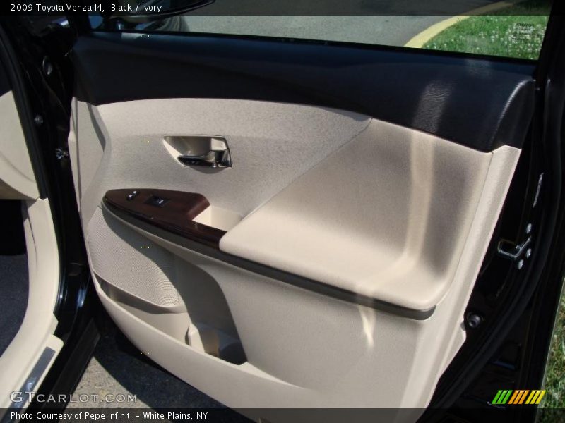 Black / Ivory 2009 Toyota Venza I4