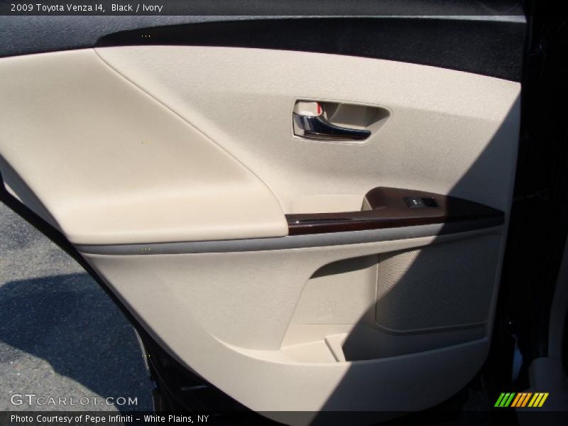 Black / Ivory 2009 Toyota Venza I4