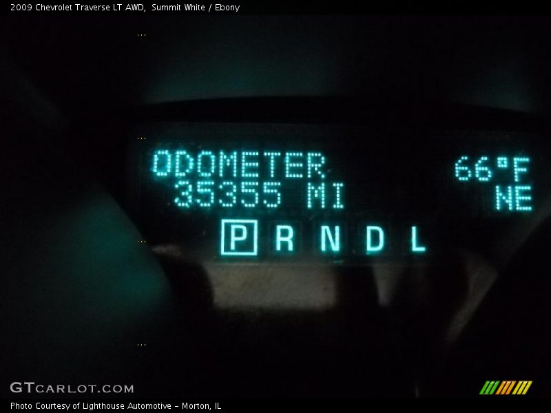Summit White / Ebony 2009 Chevrolet Traverse LT AWD