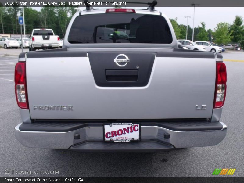 Radiant Silver Metallic / Graphite 2010 Nissan Frontier LE Crew Cab