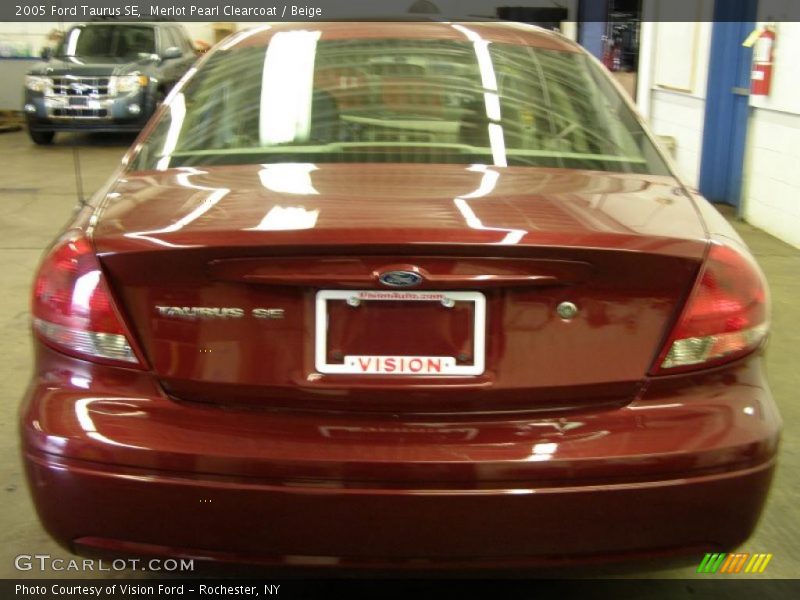 Merlot Pearl Clearcoat / Beige 2005 Ford Taurus SE