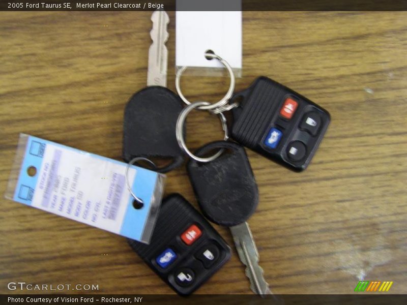 Merlot Pearl Clearcoat / Beige 2005 Ford Taurus SE