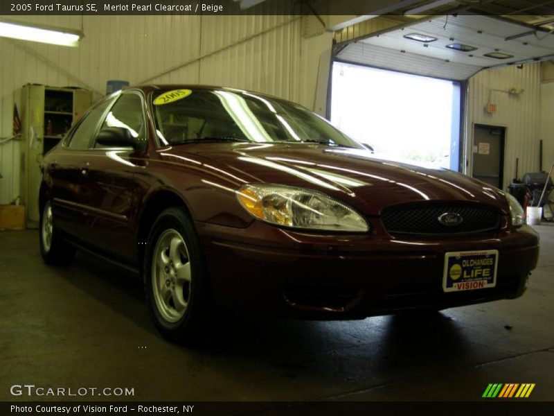 Merlot Pearl Clearcoat / Beige 2005 Ford Taurus SE