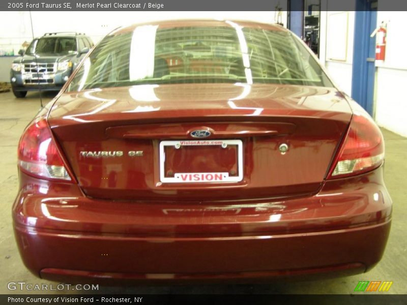 Merlot Pearl Clearcoat / Beige 2005 Ford Taurus SE