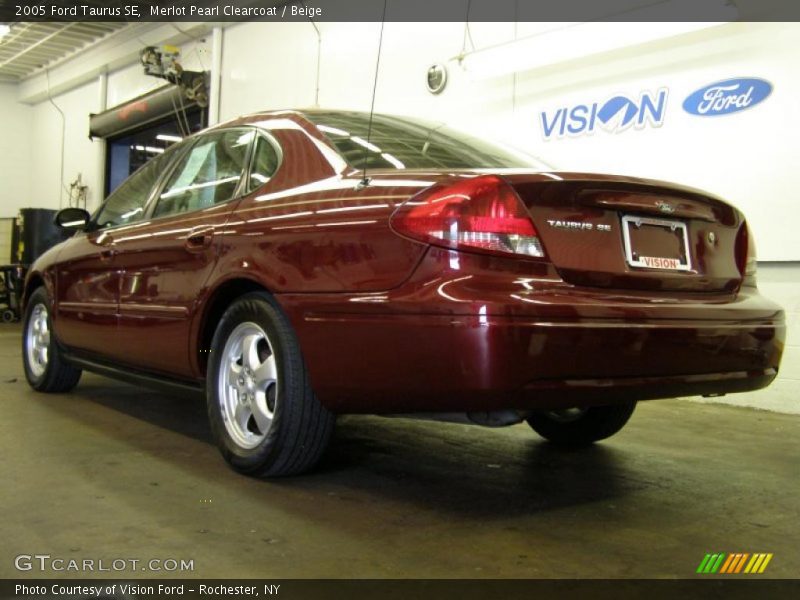 Merlot Pearl Clearcoat / Beige 2005 Ford Taurus SE