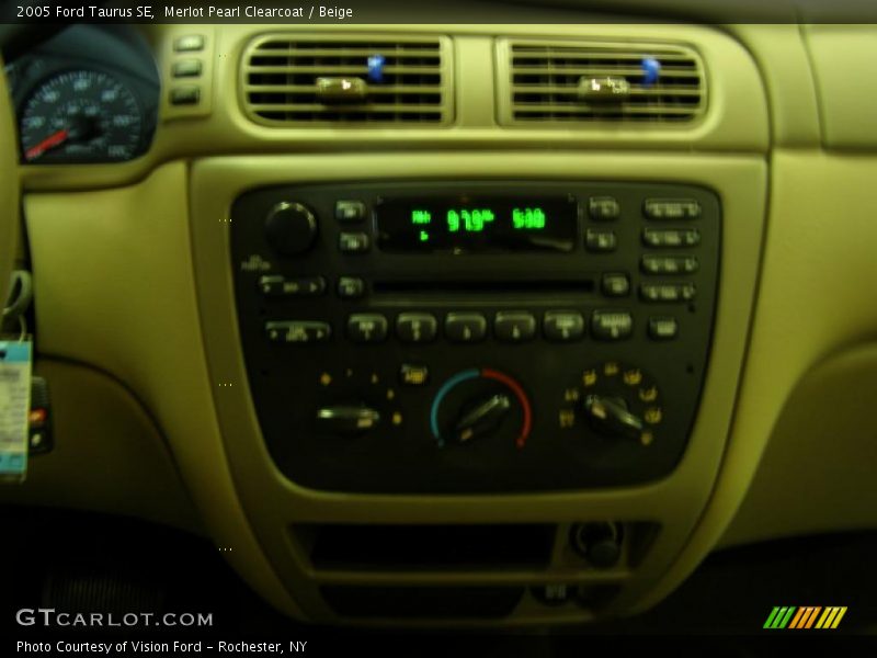 Merlot Pearl Clearcoat / Beige 2005 Ford Taurus SE