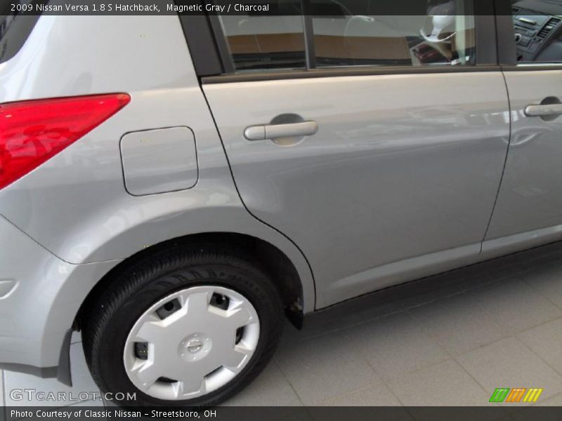 Magnetic Gray / Charcoal 2009 Nissan Versa 1.8 S Hatchback