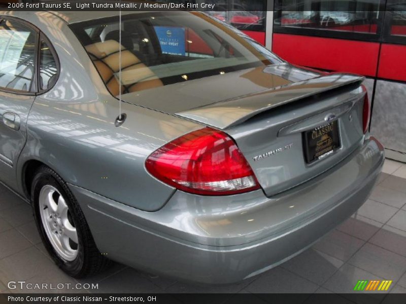 Light Tundra Metallic / Medium/Dark Flint Grey 2006 Ford Taurus SE