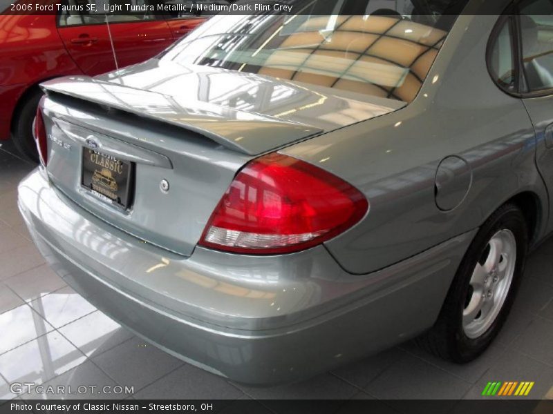 Light Tundra Metallic / Medium/Dark Flint Grey 2006 Ford Taurus SE