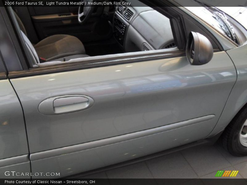 Light Tundra Metallic / Medium/Dark Flint Grey 2006 Ford Taurus SE