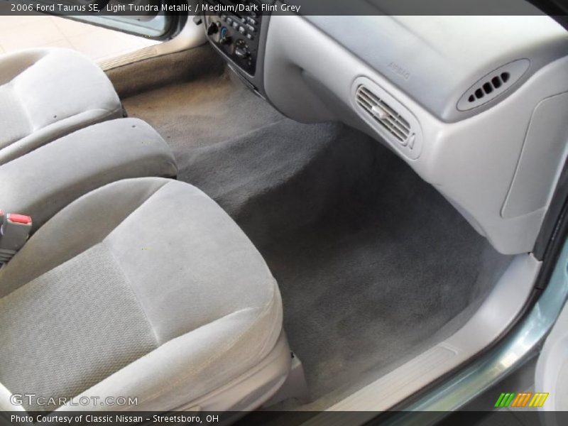 Light Tundra Metallic / Medium/Dark Flint Grey 2006 Ford Taurus SE
