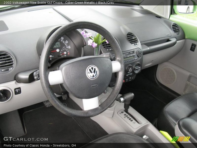 Cyber Green Metallic / Black/Grey 2002 Volkswagen New Beetle GLS Coupe