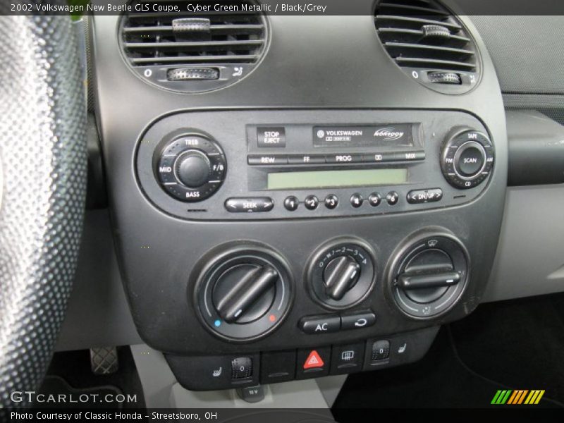 Cyber Green Metallic / Black/Grey 2002 Volkswagen New Beetle GLS Coupe
