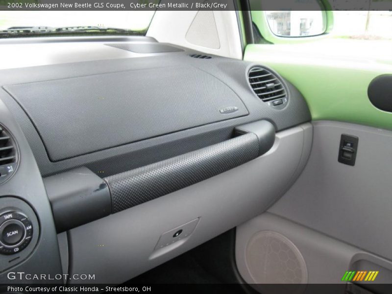 Cyber Green Metallic / Black/Grey 2002 Volkswagen New Beetle GLS Coupe