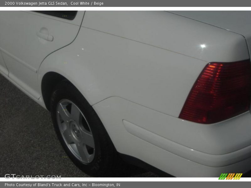 Cool White / Beige 2000 Volkswagen Jetta GLS Sedan