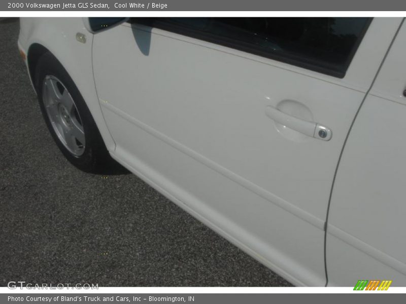 Cool White / Beige 2000 Volkswagen Jetta GLS Sedan