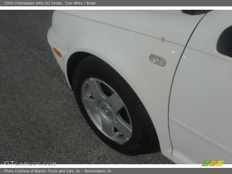 Cool White / Beige 2000 Volkswagen Jetta GLS Sedan
