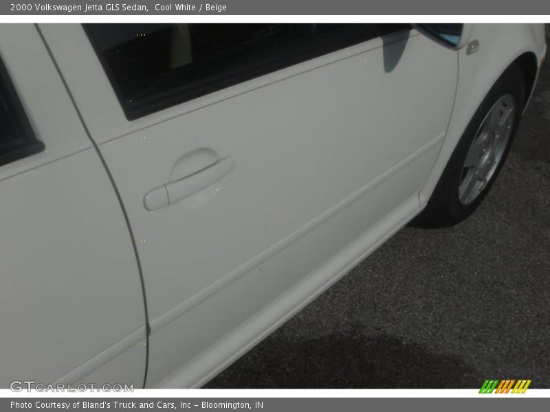 Cool White / Beige 2000 Volkswagen Jetta GLS Sedan
