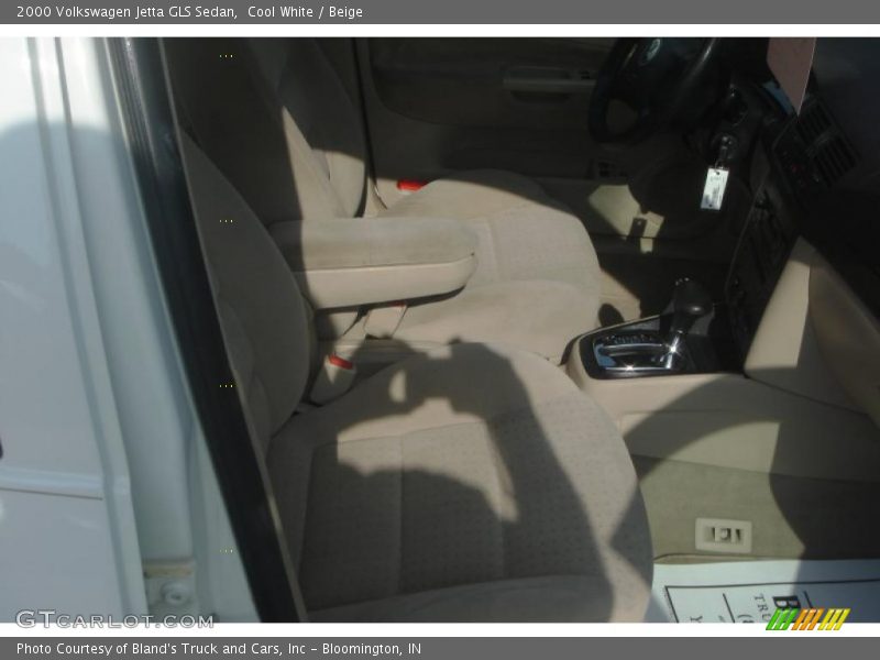 Cool White / Beige 2000 Volkswagen Jetta GLS Sedan