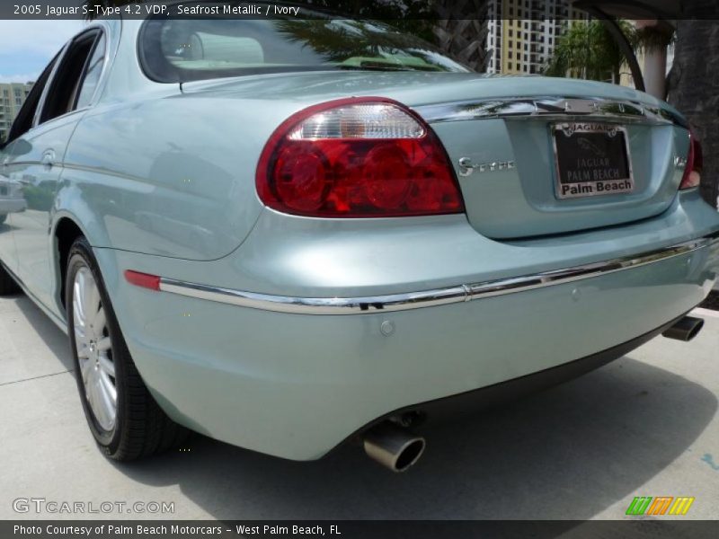 Seafrost Metallic / Ivory 2005 Jaguar S-Type 4.2 VDP