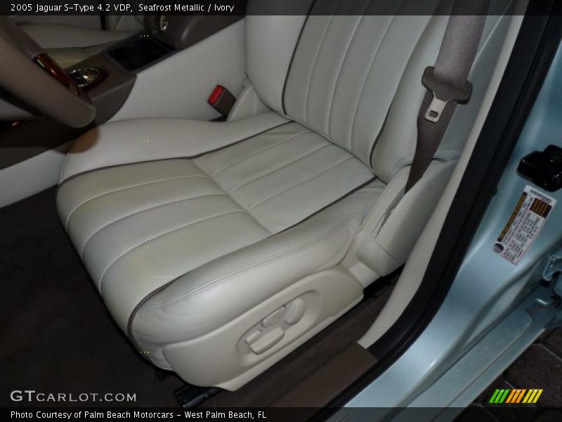 Seafrost Metallic / Ivory 2005 Jaguar S-Type 4.2 VDP