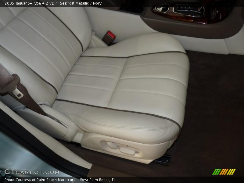 Seafrost Metallic / Ivory 2005 Jaguar S-Type 4.2 VDP