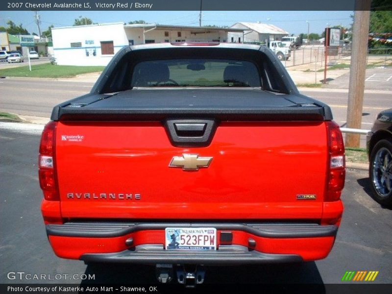 Victory Red / Ebony 2007 Chevrolet Avalanche LS