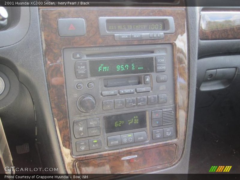 Ivory Pearl / Black 2001 Hyundai XG300 Sedan
