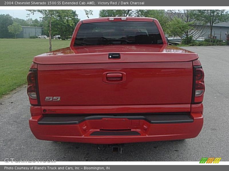 Victory Red / Dark Charcoal 2004 Chevrolet Silverado 1500 SS Extended Cab AWD