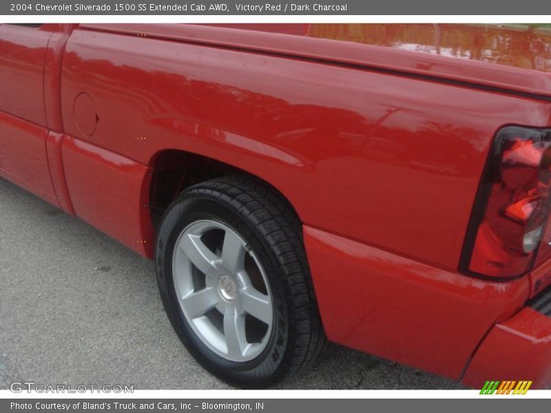 Victory Red / Dark Charcoal 2004 Chevrolet Silverado 1500 SS Extended Cab AWD