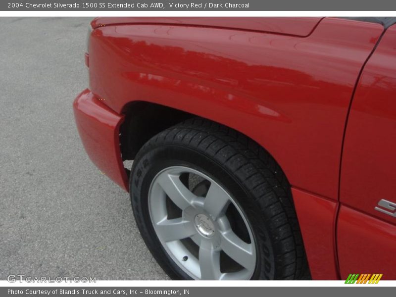 Victory Red / Dark Charcoal 2004 Chevrolet Silverado 1500 SS Extended Cab AWD