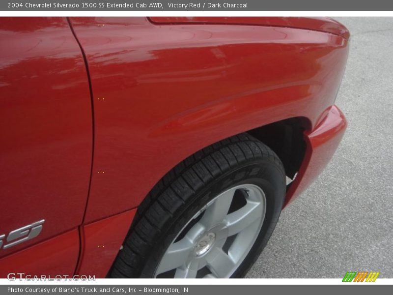 Victory Red / Dark Charcoal 2004 Chevrolet Silverado 1500 SS Extended Cab AWD