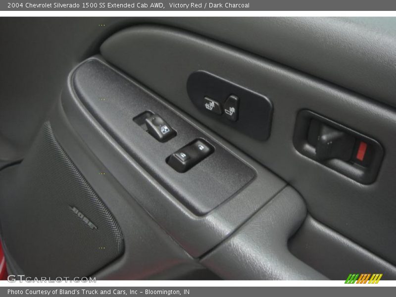 Victory Red / Dark Charcoal 2004 Chevrolet Silverado 1500 SS Extended Cab AWD
